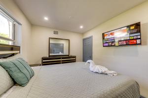 Postel nebo postele na pokoji v ubytování 3 Mi to Hard Rock Stadium Miami Home with Yard