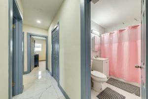 Koupelna v ubytování 3 Mi to Hard Rock Stadium Miami Home with Yard