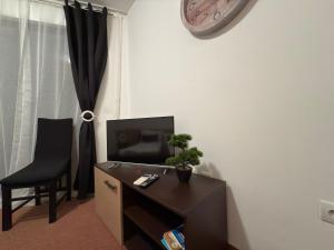 TV a/nebo společenská místnost v ubytování Celestial Bay Studio in Marina Cape