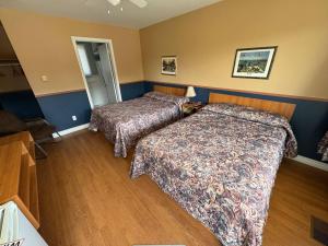 a hotel room with two beds in a bedroom at Auberg & Motel Moka Creme in Lévis