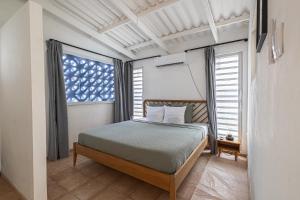 Una cama o camas en una habitación de Modern family villa with private pool near Mambo Beach & Jan Thiel 16 fotos más