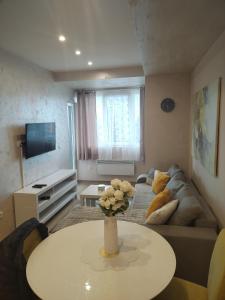 una sala de estar con un sofá y una mesa en La Montaña apartman, en Zlatibor