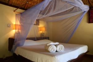 Hotel Bahía de la Luna tesisinde bir odada yatak veya yataklar