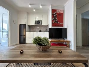 a living room with a table and a kitchen at Baiona Curuxa in Baiona