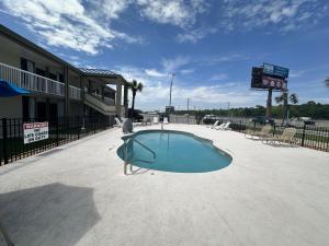 une petite piscine devant un immeuble dans l'établissement Days Inn by Wyndham Adel I-75, à Adel