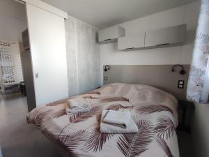 Postel nebo postele na pokoji v ubytování Mobile home à Mimizan géré par un particulier