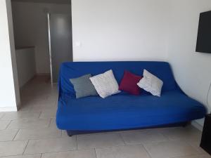 een blauwe bank met vier kussens erop bij studio and large, beautiful pool in Saint-Ambroix