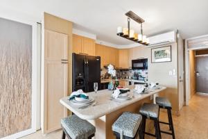 una cucina con una grande isola con sgabelli da bar di Mana Kai 714 a Wailea