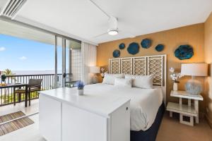 una camera da letto con un letto grande e un balcone di Mana Kai 714 a Wailea Altre 22 foto