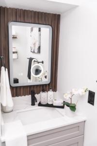 Afbeelding uit fotogalerij van Luxurious Home Away From Home in Pickering +50 foto's