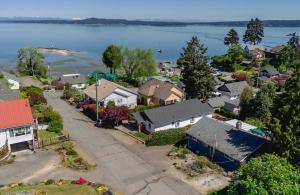 una vista aérea de una pequeña ciudad con casas en The Wayward Inn, en Chemainus