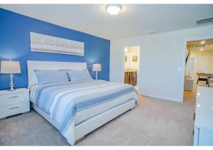 a blue bedroom with a bed and a blue wall at Fabulous 5BR Villa Marvel Private Pool - Solterra Retreat in Davenport