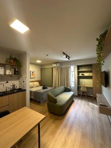 - un grand salon avec un lit et un canapé dans l'établissement Estúdio Master novo em Brasília, à Brasilia