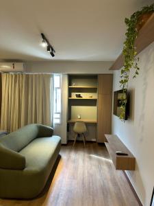 un salon avec un canapé et un bureau dans l'établissement Estúdio Master novo em Brasília, à Brasilia