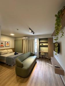 une grande chambre avec un lit et un canapé dans l'établissement Estúdio Master novo em Brasília, à Brasilia