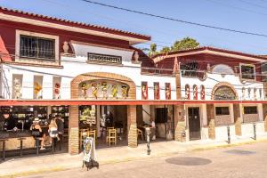 un edificio en la esquina de una calle en 5 Frogs Hotel Bucerias, en Bucerías