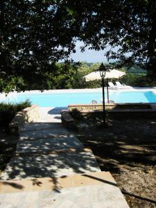 Bazén v ubytování Relais Villa Sensano nebo v jeho okolí