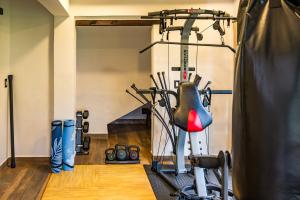 a room with a gym with a treadmill at Casa Edmond in Villa de Leyva