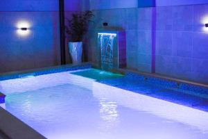 Bazén v ubytování THE KINGSLY la prima casa HOTEL and SUITES nebo v jeho okolí