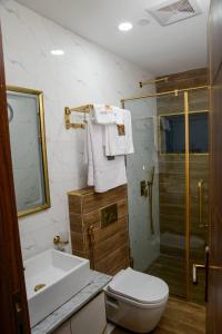 Koupelna v ubytování THE KINGSLY la prima casa HOTEL and SUITES