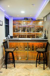 Lounge nebo bar v ubytování THE KINGSLY la prima casa HOTEL and SUITES