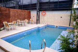 Bazén v ubytování THE KINGSLY la prima casa HOTEL and SUITES nebo v jeho okolí
