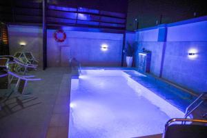 Bazén v ubytování THE KINGSLY la prima casa HOTEL and SUITES nebo v jeho okolí