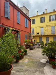 rząd kolorowych budynków z roślinami w doniczkach w obiekcie Joli Studio sur le Port w Cannes +8 zdjęć