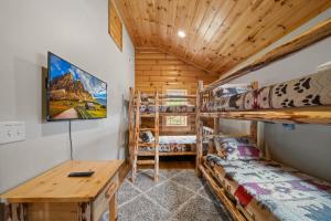 una camera con due letti a castello e una scrivania di A-Frame Cabin with Long Range Mountain Views a Banner Elk