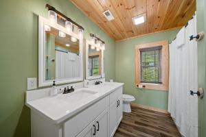 bagno con lavandino bianco e soffitto in legno di A-Frame Cabin with Long Range Mountain Views a Banner Elk Altre 46 foto