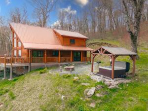 una baita con un gazebo di fronte di A-Frame Cabin with Long Range Mountain Views a Banner Elk