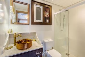 Ένα μπάνιο στο Apto aconchegante temático em Canela | DAL221 +17 φωτογραφίες