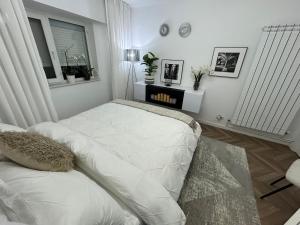 Un dormitorio blanco con una cama y una ventana. en Romina b&b, en Hîrşova