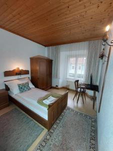 Postel nebo postele na pokoji v ubytování Gasthof zur Post Eisenerz