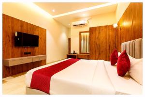 TV a/nebo společenská místnost v ubytování HOTEL THE SURYA # BEACH Near Sea Beach & Jagannath Tempe - Restaurant- Lift and Parking Facilities - Fully Air Conditioning Room - Best Hotel In Puri + 14 fotografií