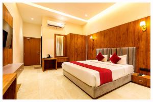 Postel nebo postele na pokoji v ubytování HOTEL THE SURYA # BEACH Near Sea Beach & Jagannath Tempe - Restaurant- Lift and Parking Facilities - Fully Air Conditioning Room - Best Hotel In Puri