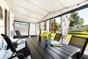 Istumisnurk majutusasutuses Bauer Caravan in FKK Camping Solaris