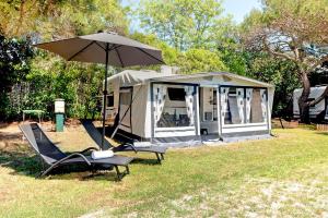 Aed väljaspool majutusasutust Bauer Caravan in FKK Camping Solaris