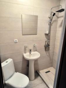A bathroom at Kamara Guest House