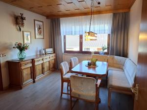 a living room with a table and a couch at Der Schreiner in Demerath