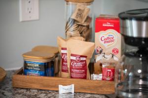 ウィリアムズタウンにあるApartment near Ark for 6 Guests - with Free Parkingのカウンターの上に様々な食べ物が載った木製のトレイ