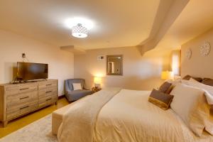 Ένα ή περισσότερα κρεβάτια σε δωμάτιο στο Lovely Belmont Apartment with Stunning Views!