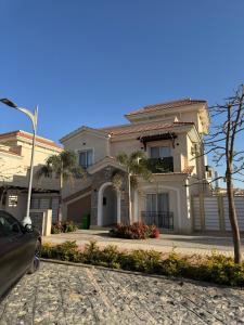 uma casa com um carro estacionado na frente dela em كمبوند المقصد em Kafr ash Sharā‘inah mais 16 fotografias