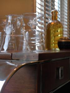um balcão com óculos e uma garrafa em Dolce Riva Giverny - Paris Luxury Boat em Vernon
