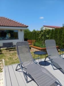 three chairs and a table on a patio at Kuća za odmor Lončarević in Manđelos