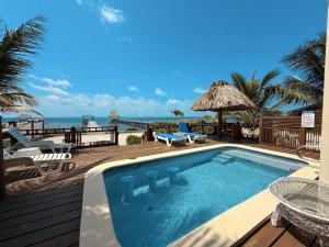una piscina con vista al mar en La Perla Azul Beach House with Pool and 4 seater cart, en San Pedro