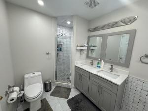 Ένα μπάνιο στο Pearson Gateway Comfort Home +15 φωτογραφίες