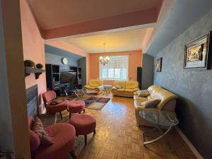 Χώρος καθιστικού στο Pearson Gateway Comfort Home