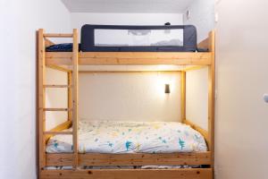 a bunk bed with a microwave on top of it at Studio 5 P Les Arcs 2000 Pieds Des in Bourg-Saint-Maurice