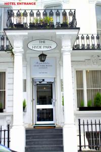 ein weißes Gebäude mit Zugang zu einem Hotel in der Unterkunft The Royale Chulan Hyde Park Hotel in London